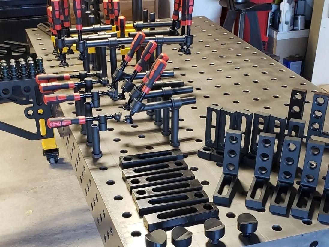 Modulární svařovací stůl